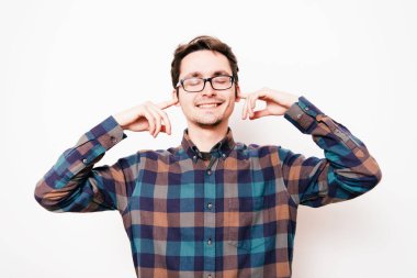 Stüdyoda poz veren adam