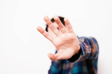 Adam korkudan korkuyor.