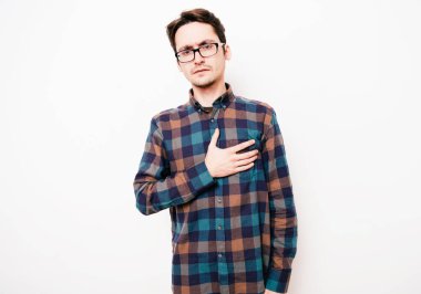 Kalp krizi geçiren bir adam.