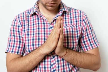 Stüdyoda poz veren adam