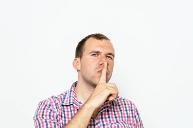 Adam parmağını onun dudaklarına koydu.