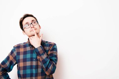 Stüdyoda poz veren adam