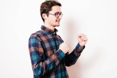 Neşeli, çok mutlu bir adam.