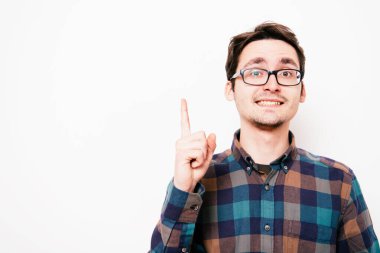 İşaret parmağıyla işaret ediyor.