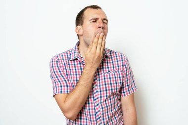 Stüdyoda poz veren adam