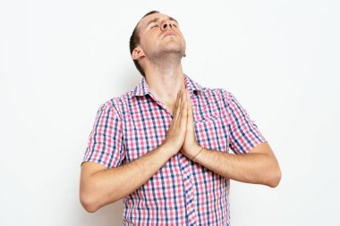 Stüdyoda poz veren adam