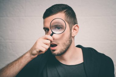 Stüdyo geçmişine karşı büyüteci olan adam.