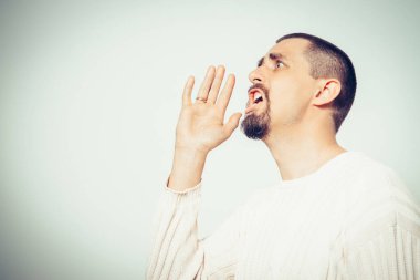 Birilerini ara. Stüdyo geçmişine karşı adam