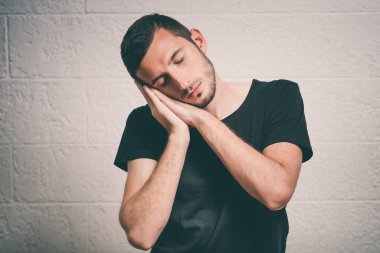 Uyu. Stüdyo geçmişine karşı adam