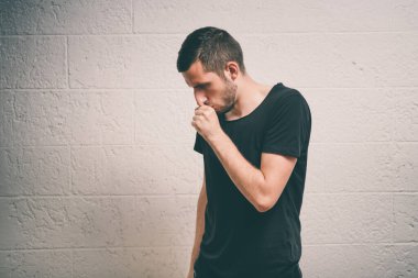 Stüdyonun arka planında öksüren