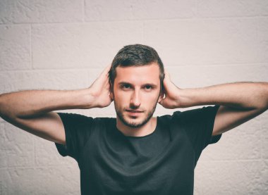 Kulaklarını kapat dostum.