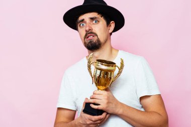 Altın kadehli bir adam