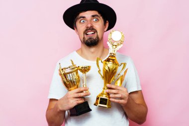 Altın kadehli bir adam