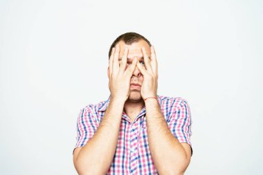 Kafasını elinde tutan genç bir iş adamı