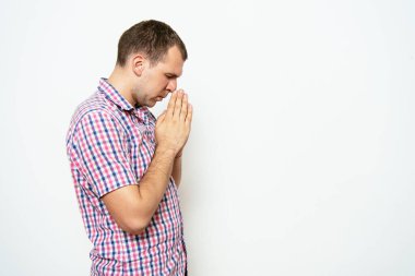 Stüdyoda poz veren adam