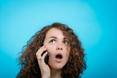 Stüdyo geçmişine karşı akıllı telefonu olan kadın.