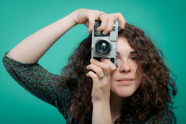 Stüdyo arka planında kamera olan kadın