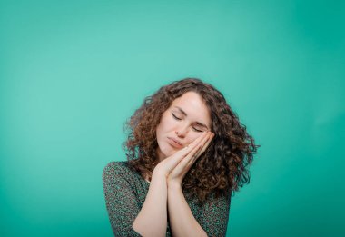 Uyu. Stüdyo geçmişine karşı kadın