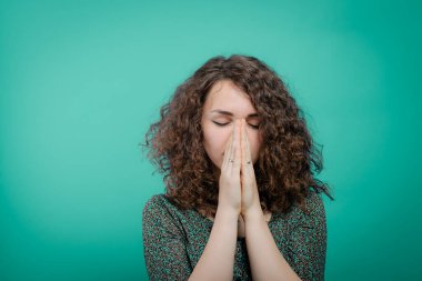 Dua et. Bir kadın. Stüdyo arka planı