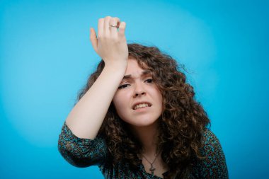 Baş ağrısı çeken kadın stüdyo geçmişine karşı