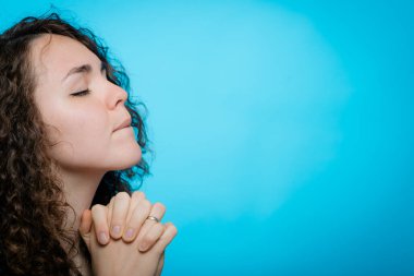 Dua et. Bir kadın. Stüdyo arka planı