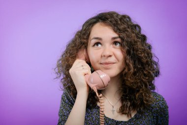 Ev telefonunda konuşan kadın, ev içinde.