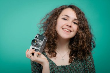 Stüdyo arka planında kamera olan kadın