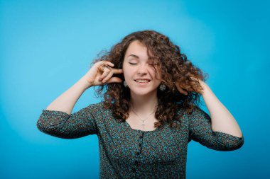 Kulaklarını kapat, bayan.