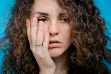 Stüdyoda çalışan umutsuz bir kadın.