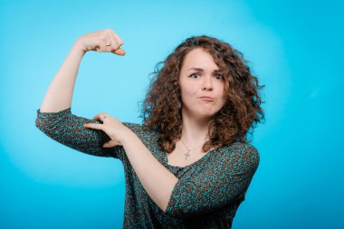 Kadın kaslarını gösteriyor.