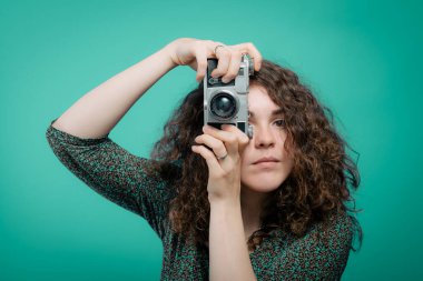 Stüdyo arka planında kamera olan kadın