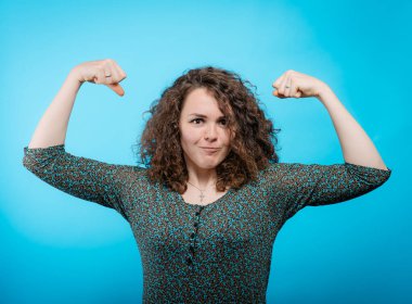 Kadın kaslarını gösteriyor.