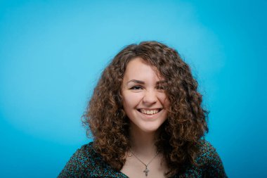 Stüdyo arka planında gülümseyen kadın