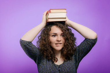 Elinde kitap olan kadın.