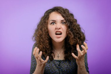 Stüdyonun arka planında kızgın çığlık atan kadın.