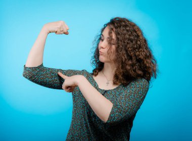 Kadın kaslarını gösteriyor.