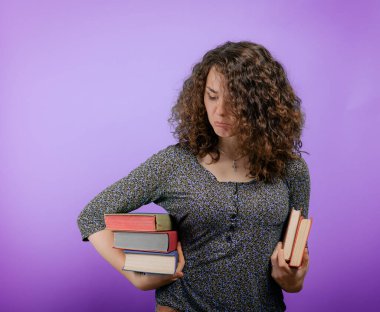 Elinde kitap olan kadın.