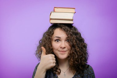 Elinde kitap olan kadın.