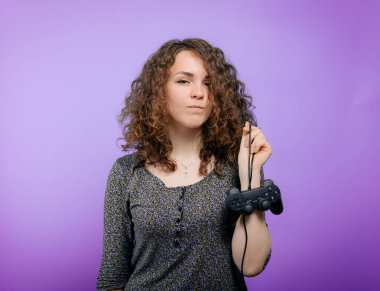 Oyun konsolunda oyun çubuğunda oynayan kadın