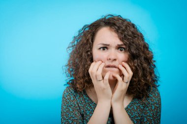 Stüdyoda çalışan umutsuz bir kadın.