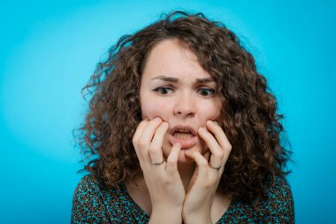 Stüdyoda çalışan umutsuz bir kadın.