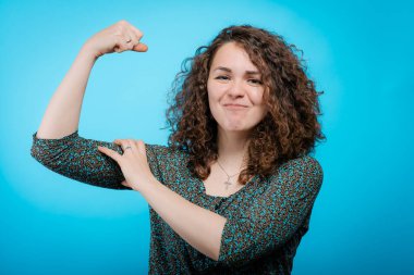 Kadın kaslarını gösteriyor.