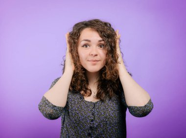 Kulaklarını kapat, bayan.