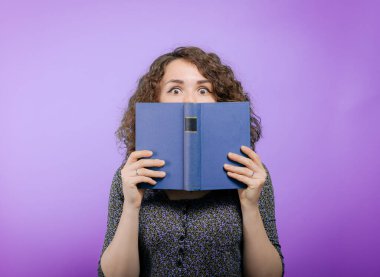 Elinde kitap olan kadın.
