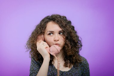 Ev telefonunda konuşan kadın, ev içinde.