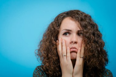 Stüdyoda çalışan umutsuz bir kadın.