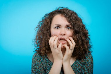 Stüdyoda çalışan umutsuz bir kadın.