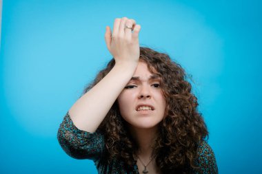 Baş ağrısı çeken kadın stüdyo geçmişine karşı