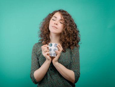 Stüdyo arka planında fincan olan kadın.