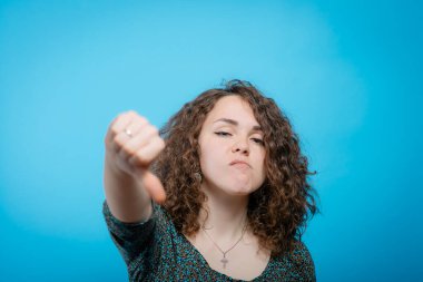 Kadın baş parmak hareketi gösteriyor.